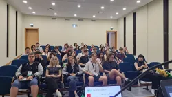 Liczna grupa osób w sali wykładowej