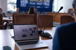 Na ekranie otwartego laptopa wyświetla się napis Circular Data Center Strategy