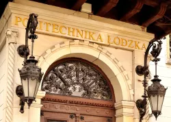 Napis Politechnika Łódzka nad wejściem do budynku 