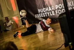 Młody mężczyzna prezentuje swoje umiejetności w freestyle footbol