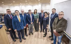 Naukowcy z nagrodzonych zespołów z przewodniczącą komisji konkursowej, rektorem prof. Krzysztofem Jóźwikiem, który wręczył nagrody i prorektorem prof. Łukaszem Albrechtem