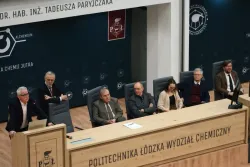 Siedem osób siedzi za katedrą 