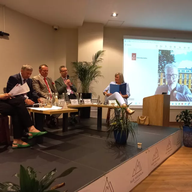 Panel dyskusyjny z udziałem pieciu osób i szóstej on-line