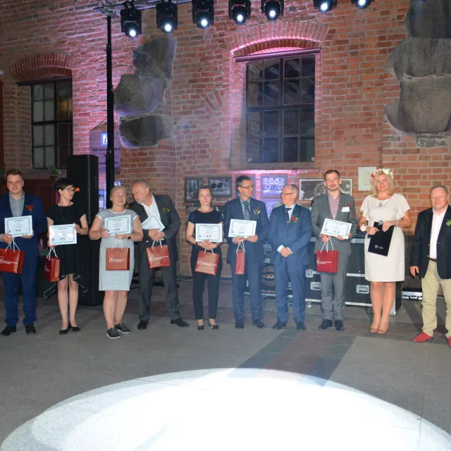 Laureaci konkursu na najlepszy referat wraz z wręczającymi nagrody prof. S. Wiakiem - Rektorem PŁ i prof. B. Nogalskim - przewodniczącym KNOiZ oraz przedstawicielami Komitetu Organizacyjnego