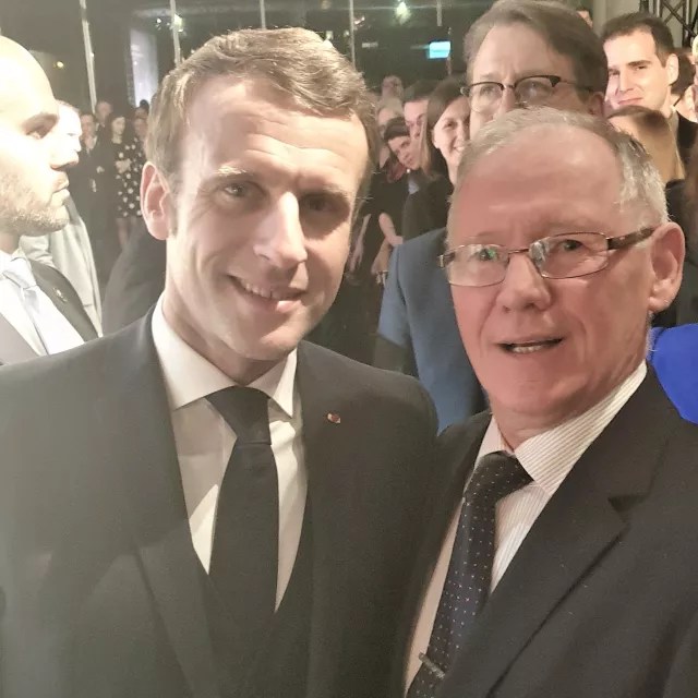 Prezydent Emanuel Macron i rektor prof. Sławomir Wiak rozmawiali w czasie uroczystego przyjęcie w Ambasadzie Francji w Polsce