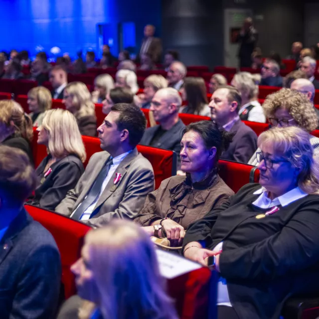 Uroczyste posiedzenie Senatu z okazji wręczenia odznaczeń i nagród, osoby odznaczone siedzą w sali widowiskowej