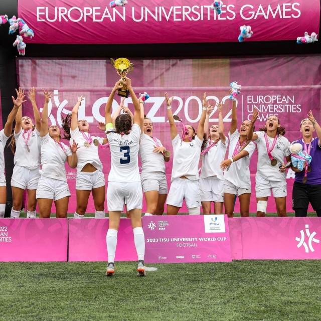 Radość piłkarek ze Sport Université Bordeaux po zdobyciu złotego medalu. Zdjęcie wybrane za najlepsze w głosowaniu na fb EUG 2022