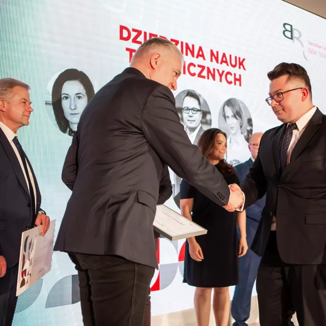 Dr inż. Szymon Szufa otrzymał czek z rąk wicepremiera, ministra nauki i szkolnictwa wyższego Jarosława Gowina oraz dyrektora Narodowego Centrum Badań i Rozwoju prof. Macieja Chorowskiego