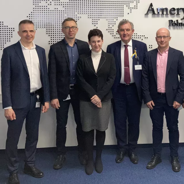 Dr hab. inż. Ewa Raj, prof. PŁ oraz (od lewej) dyrektorzy - Mariusz Bielawski i Grzegorz Tosik, rektor prof. Krzysztof Jóżwik, dyrektor Łukasz Srogosz, EMEA manager Marek Gagis