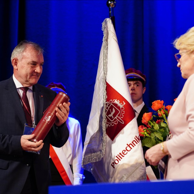 Rektor prof. Krzysztof Jóźwik wraz z przewodniczącą zebrania wyborczego prof. PŁ Barbarą Kościelniak-Muchą 