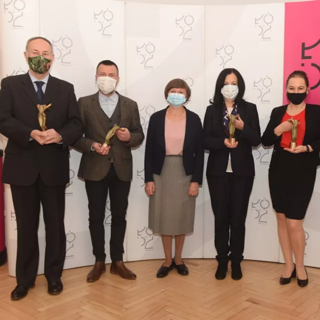 Wśród laureatów jest z PŁ prof. Małgorzata Iwona Szynkowska-Jóźwik (czwarta od lewej) oraz prof. Piotr Borkowski (z lewej)