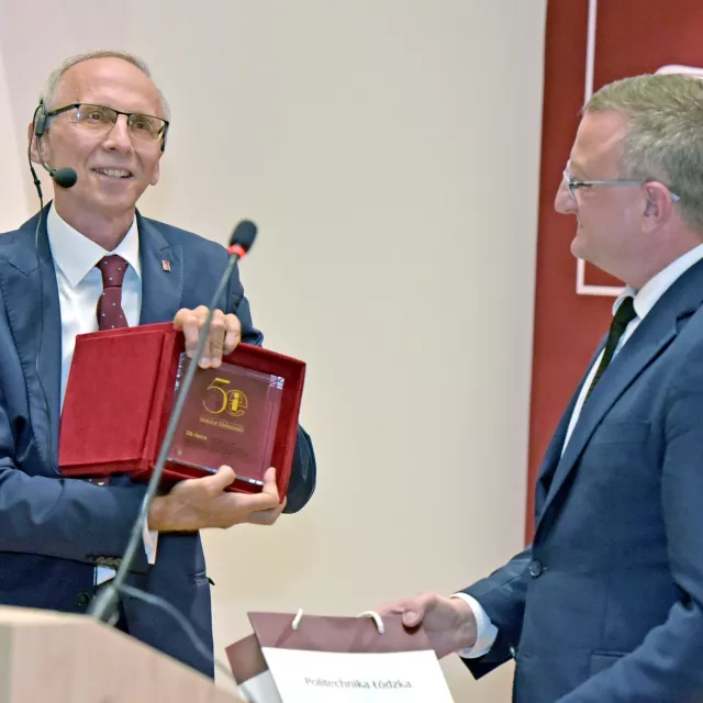 Dziekan Wydziału dr hab. inż. Jacek kucharski, prof. PŁ wręczył dyrektorowi prof. Pawłowi Strumiłło pamiątkową statuetkę