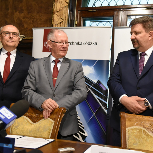 Umowę podpisali: rektor prof. Sławomir Wiak i marszałek Grzegorz Schrieber, obok kanclerz PŁ Włodzimierz Fisiak