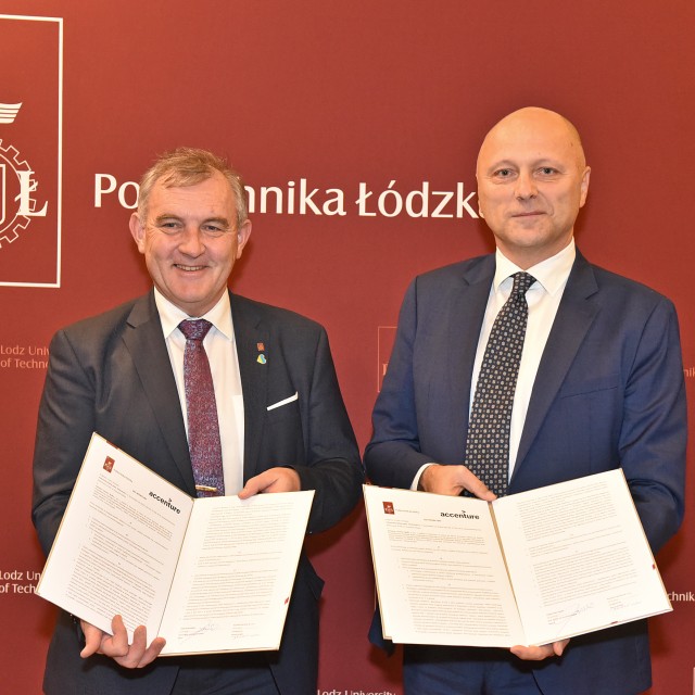 Podpisy na dokumencie złożyli rektor prof. Krzysztof Jóźwik oraz prezes zarządu Jarosław Kroc