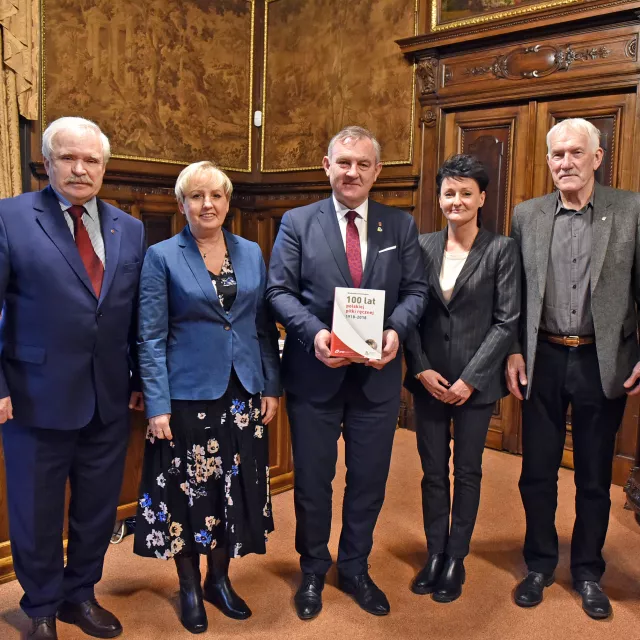 Od lewej: Marek Sobolczyk, Agnieszka Kowalska, prof. Krzysztof Jóźwik, dr Ewa Brochocka, Zygfryd Kuchta i Adam Jędraszczyk