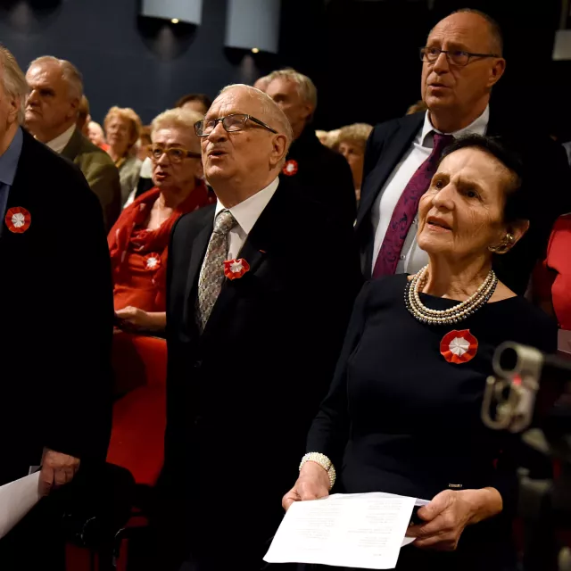 Publiczność wspólnie z artystami wykonała pieśni wojskowe. Na pierwszym planie (od prawej) prof. Jan Krysiński z żoną Haliną