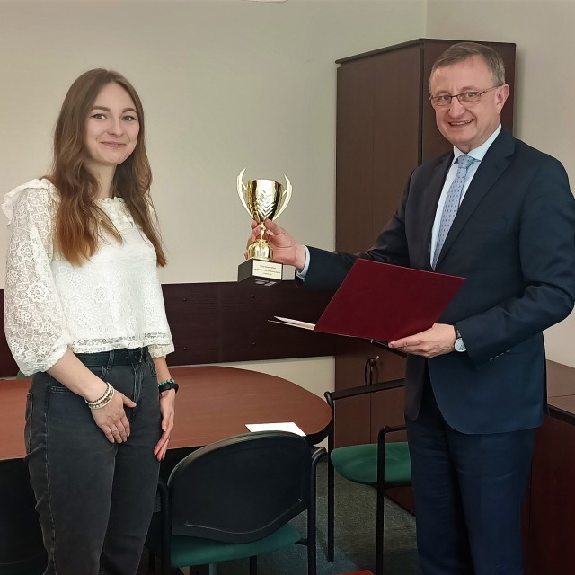 Nagrodę – Puchar Dziekana prof. Jacka Kucharskiego otrzymała  Magdalena Szafrańska, studentka FTIMS PŁ