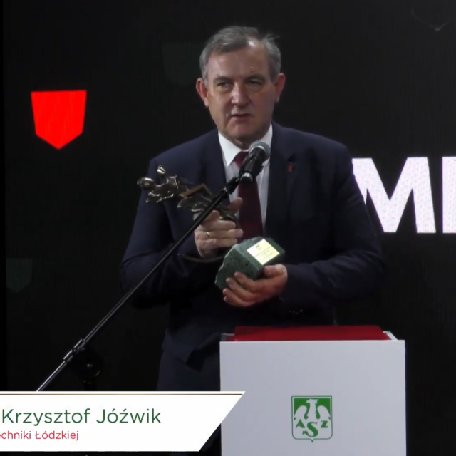 Rektor PŁ prof. Krzysztof Jóźwik ze statuetką za 3. miejsce w klasyfikacji medalowej