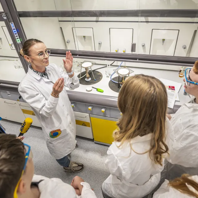 Młodzież w chemicznym laboratorium uczelni
