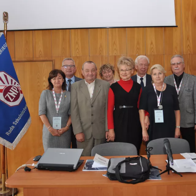 Od lewej w pierwszym rzędzie Aneta Trojanowska, Janusz Szczerba oraz Barbara Kościelniak-Mucha (czwarta)