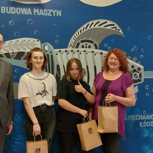 Od lewej: dziekan prof. Tomasz Kubiak, Patrycja Malesa, Ewa Żałoba i Anna Figat, komendat Hufca Pracy 5-23