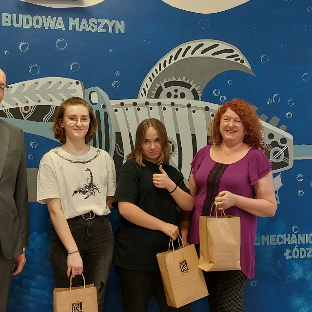 Od lewej: dziekan prof. Tomasz Kubiak, Patrycja Malesa, Ewa Żałoba i  Anna Figat, komendat Hufca Pracy 5-23