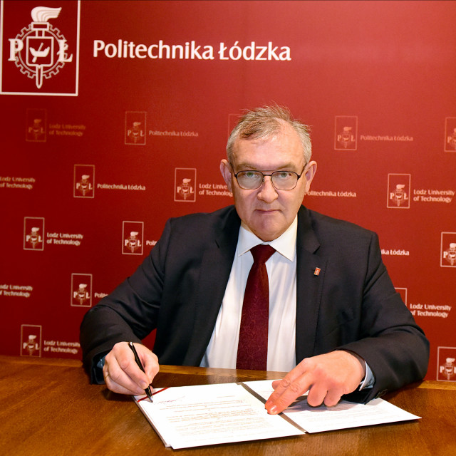 Rektor prof. Krzysztof Jóźwik podpisuje umowę z Urzędem Marszałkowskim