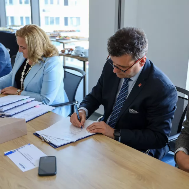 Umowę podpisuje prorektor ds. kształcenia prof. Andrzej Romanowski